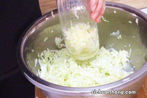 怎么用瓶子淹酸菜