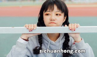 灰色上衣配什么颜色裤子 灰色上衣搭配这几种裤子最好看