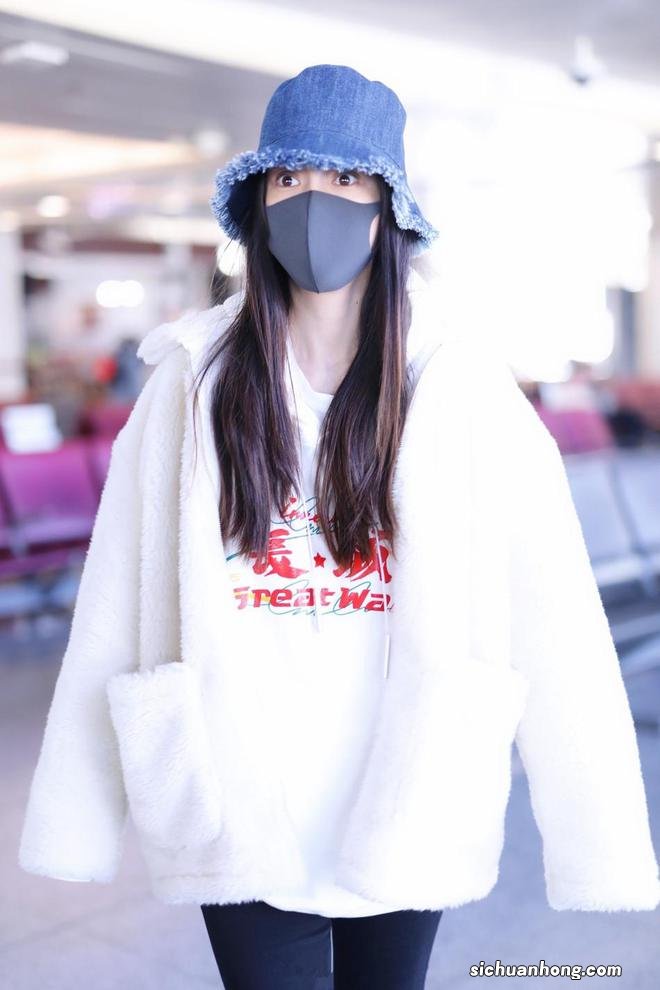 杨颖把小黑裤穿“神”了,搭配国潮卫衣好有范儿,不愧是模特出身