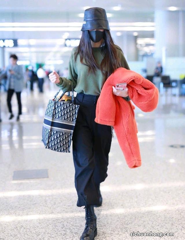 杨颖把小黑裤穿“神”了,搭配国潮卫衣好有范儿,不愧是模特出身