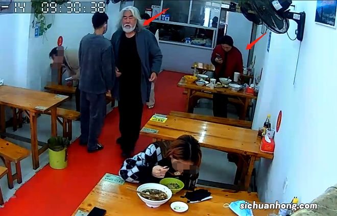 张纪中带娇妻小吃店吃饭!点一桌菜十分豪气,过于低调无路人认出