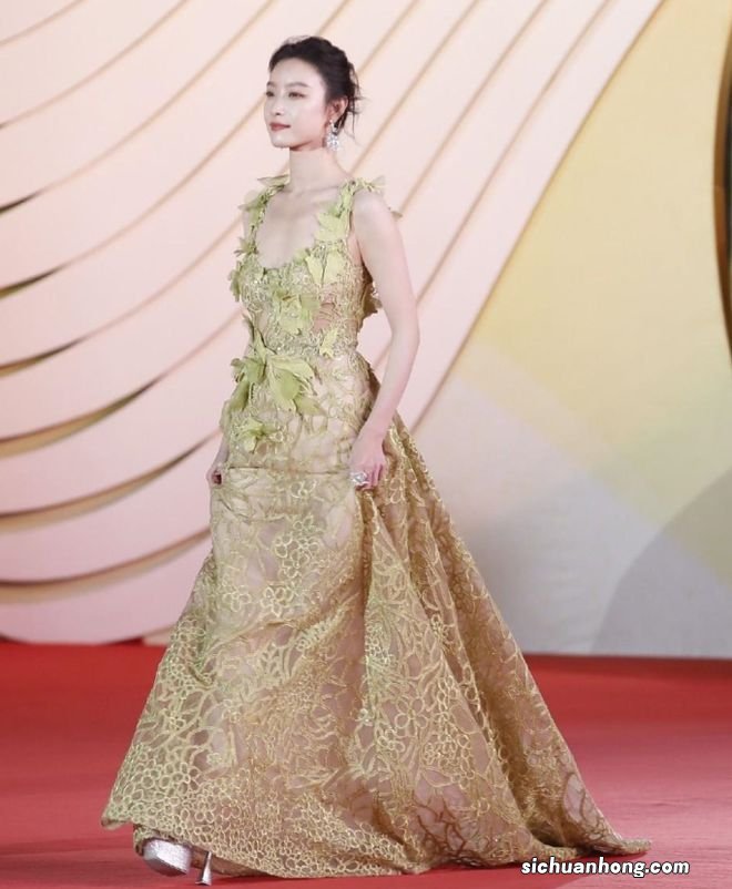 金鸡闭幕走红毯：拉垮的关晓彤，性感的文咏珊，最抢眼的还是华仔