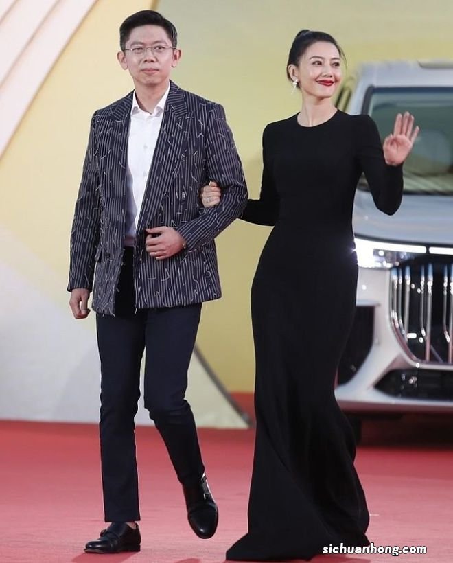 金鸡闭幕走红毯：拉垮的关晓彤，性感的文咏珊，最抢眼的还是华仔