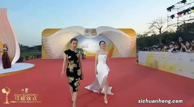 金鸡闭幕走红毯：拉垮的关晓彤，性感的文咏珊，最抢眼的还是华仔