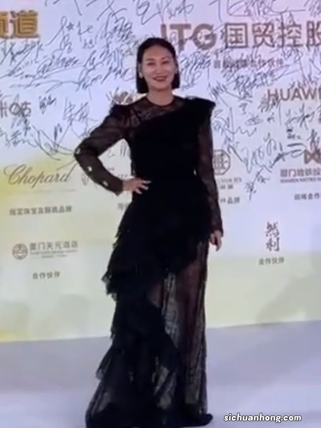 金鸡闭幕走红毯：拉垮的关晓彤，性感的文咏珊，最抢眼的还是华仔