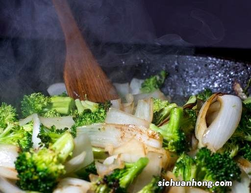 炒菜放油后多久下菜