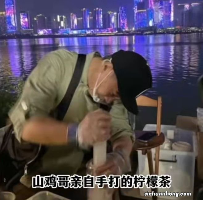 55岁陈小春街边摆摊卖糖水!弯腰打柠檬累得脸通红,与人亲切聊天