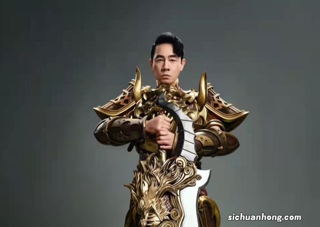 55岁陈小春街边摆摊卖糖水!弯腰打柠檬累得脸通红,与人亲切聊天