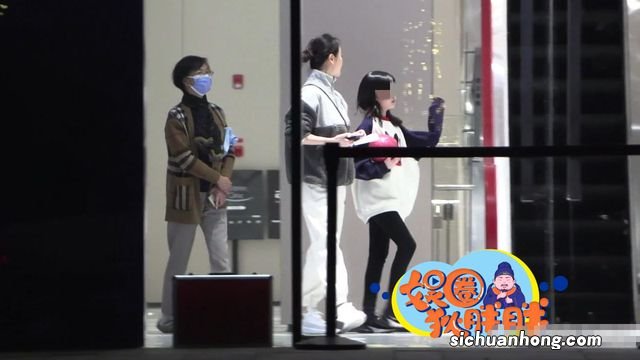 左小青带女儿聚餐！母女俩身材抢眼似姐妹，11岁徐子淇身高瞩目