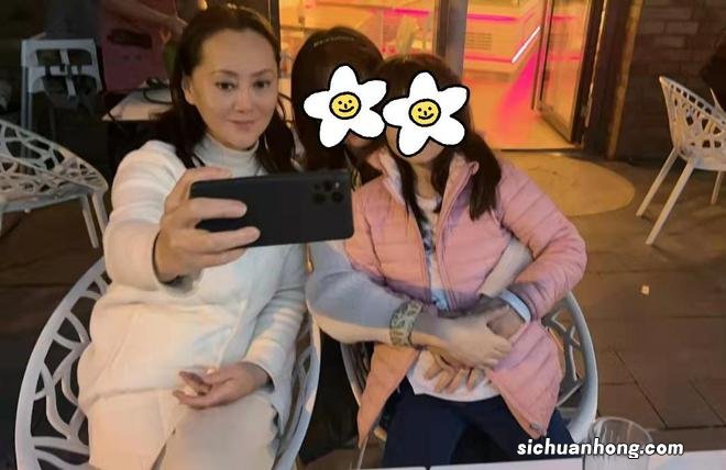 大宋佳德国街头喝咖啡，60岁皮肤紧致如剥壳鸡蛋，曾弃病夫引争议