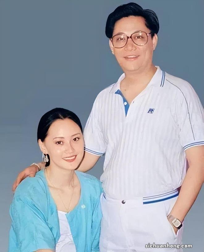 大宋佳德国街头喝咖啡，60岁皮肤紧致如剥壳鸡蛋，曾弃病夫引争议