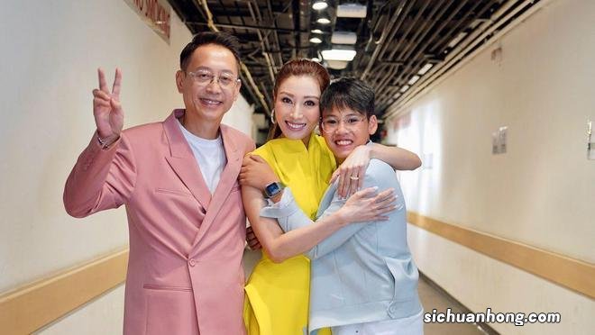 李嘉欣国外品尝美食，刀叉齐用满脸笑容，许晋亨视角很优雅