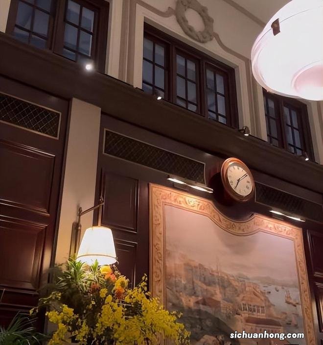 李嘉欣国外品尝美食，刀叉齐用满脸笑容，许晋亨视角很优雅