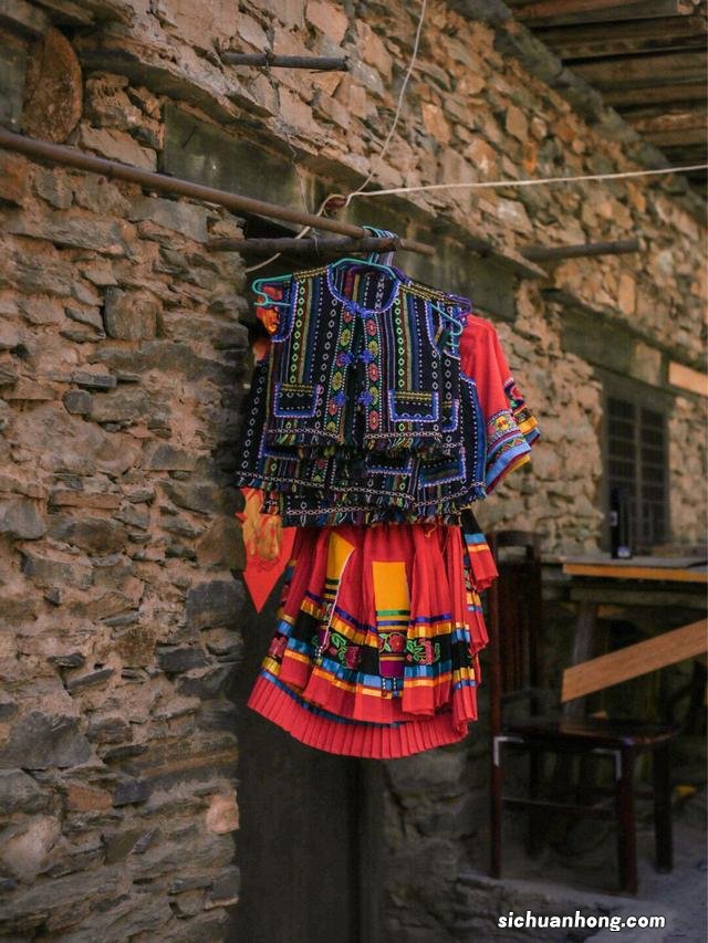 隐在川西的“冈仁波齐”!雪山下露营,游百户大藏寨、震中纪念馆