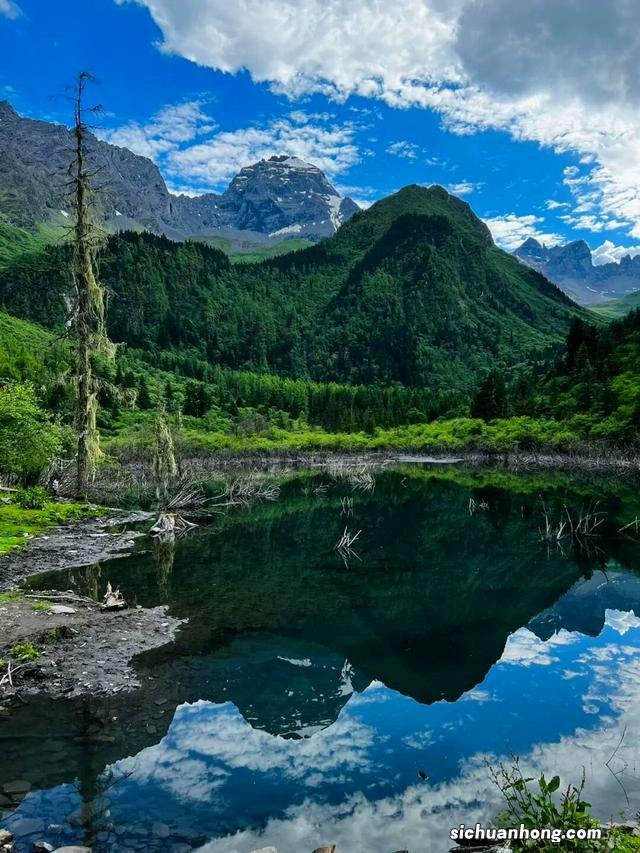 隐在川西的“冈仁波齐”!雪山下露营,游百户大藏寨、震中纪念馆