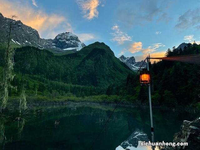 隐在川西的“冈仁波齐”!雪山下露营,游百户大藏寨、震中纪念馆