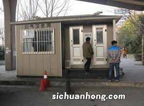 梦见好多人一起上公厕