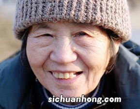 梦见活着的奶奶去世自己哭醒