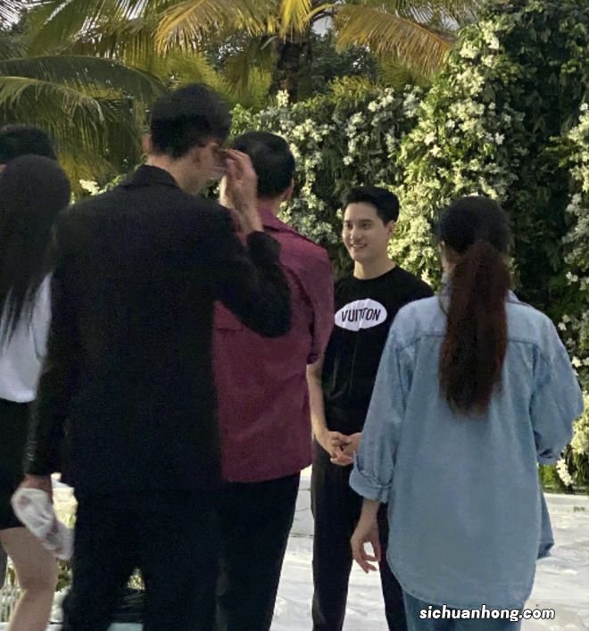 张檬小五婚礼彩排现场曝光,张檬挽着爸爸手臂,小五呈现幸福肥