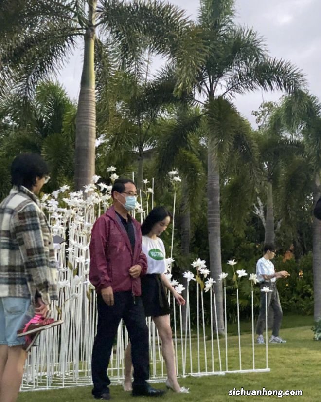 张檬小五婚礼彩排现场曝光,张檬挽着爸爸手臂,小五呈现幸福肥