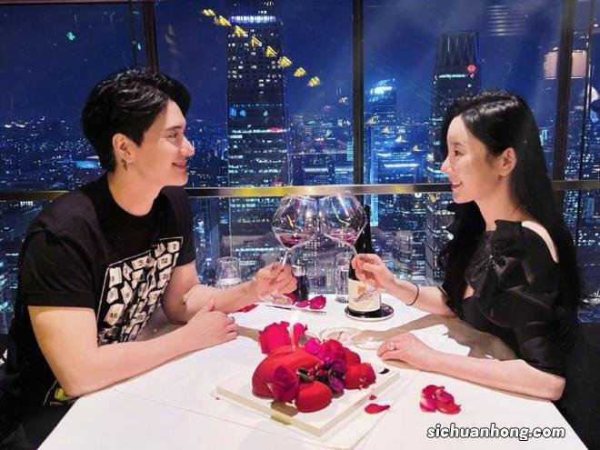 张檬小五婚礼彩排现场曝光,张檬挽着爸爸手臂,小五呈现幸福肥