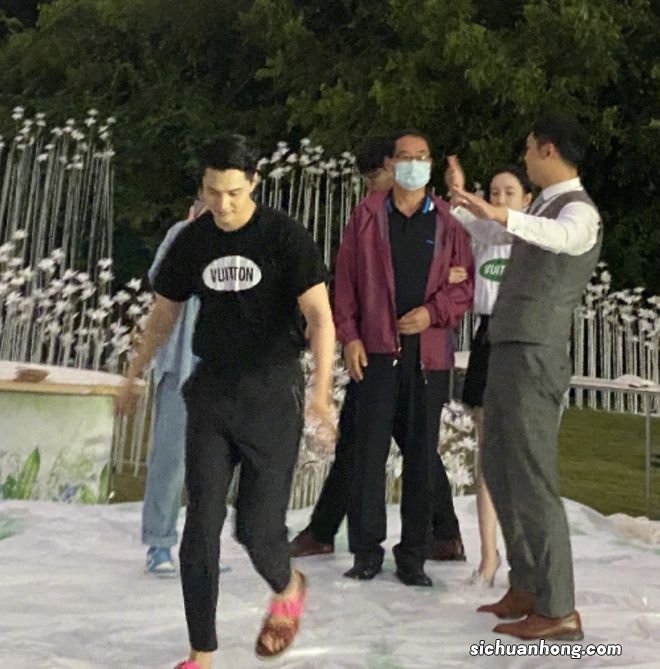 张檬小五婚礼彩排现场曝光,张檬挽着爸爸手臂,小五呈现幸福肥