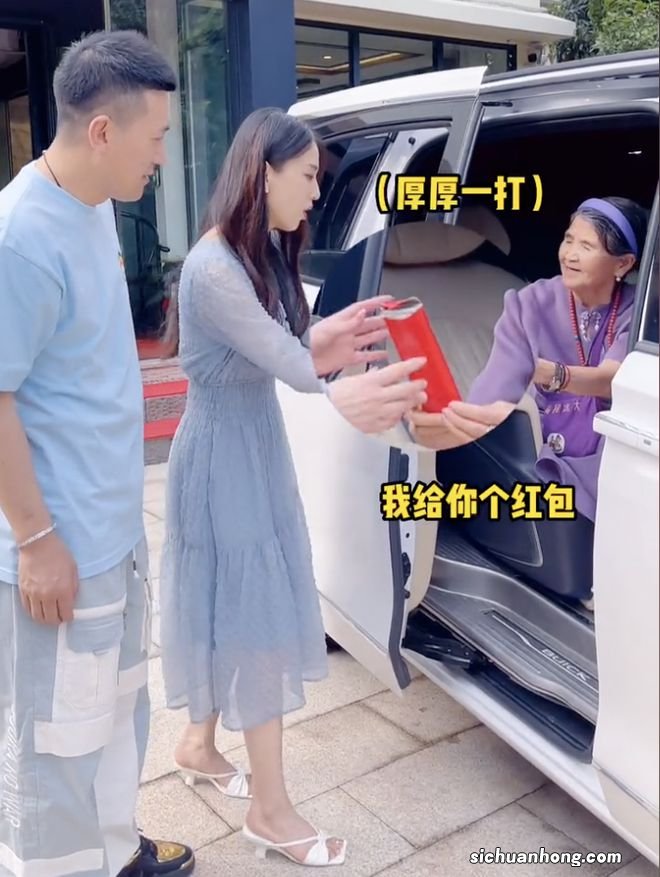 杨子再携黄圣依合体直播,递给对方吃葡萄干,携婆婆拍段子都喊妈