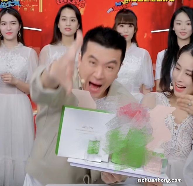 杨子再携黄圣依合体直播,递给对方吃葡萄干,携婆婆拍段子都喊妈