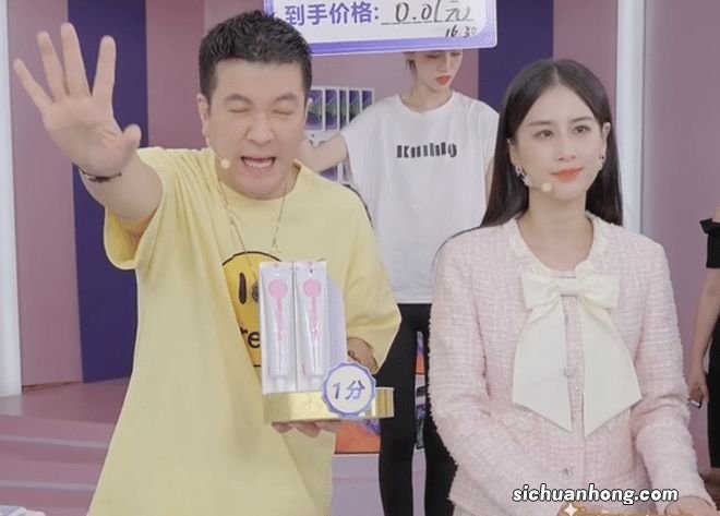 杨子再携黄圣依合体直播,递给对方吃葡萄干,携婆婆拍段子都喊妈