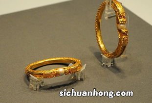梦见六只金手镯