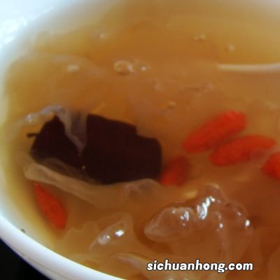 用银耳汤敷脸有什么功效