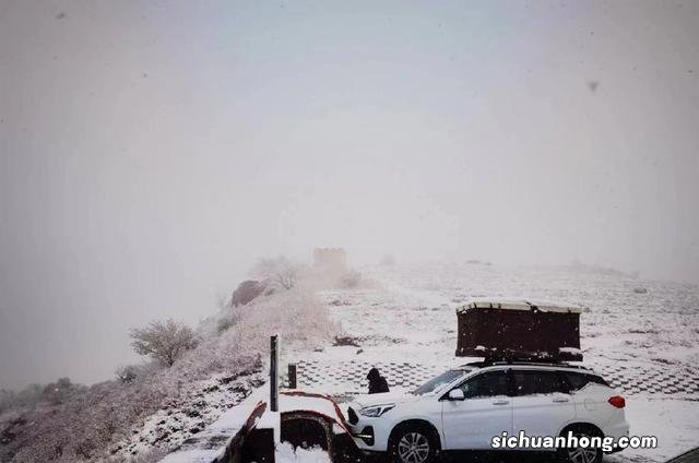 四月飘雪!北京门头沟灵山银装素裹,在暮春时节变成银白色的世界