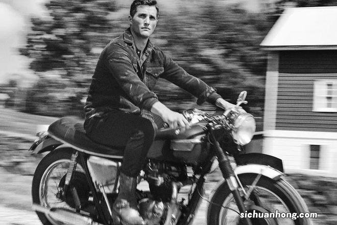 40岁男模特重回时尚秀场！