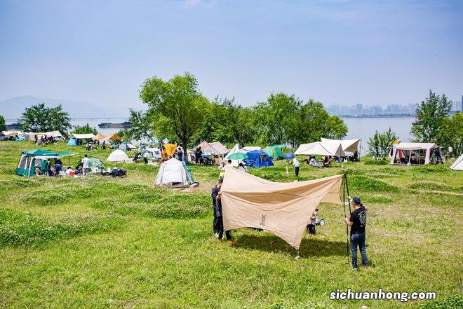 五一小长假露营受追捧 市民在江畔“安营扎寨”