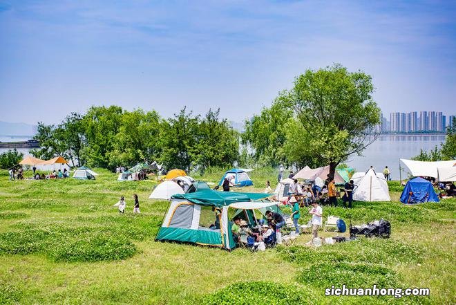 五一小长假露营受追捧 市民在江畔“安营扎寨”