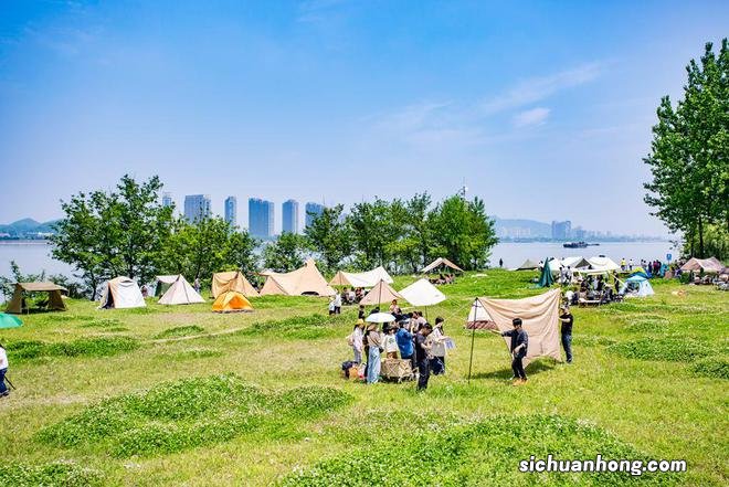 五一小长假露营受追捧 市民在江畔“安营扎寨”
