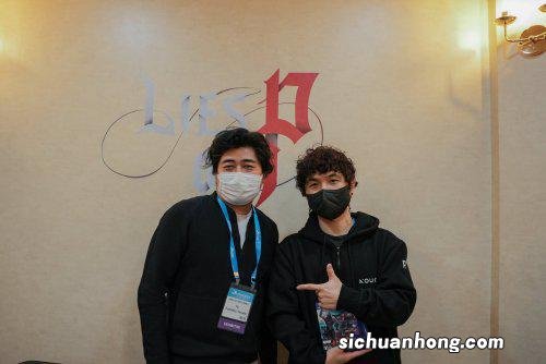 卧龙导演亲临《匹诺曹的谎言》展位 大佬合影留念