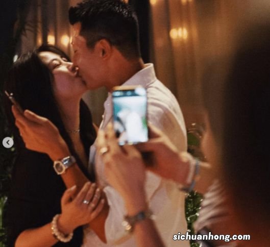 朱珠久违晒全家福,1岁王珠宝头发稀疏软萌可爱,长得不像妈妈