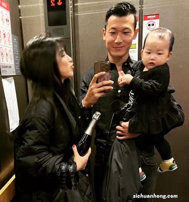 朱珠久违晒全家福,1岁王珠宝头发稀疏软萌可爱,长得不像妈妈