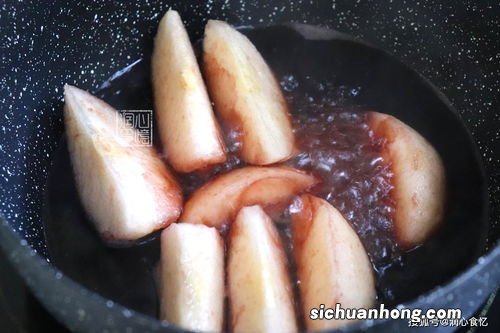 煮梨放在什么里面煮