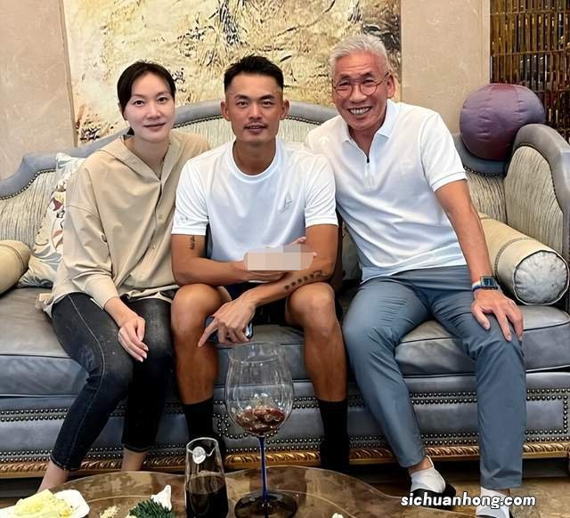 林丹豪宅内庆39岁生日!喝红酒与妻子肩贴肩,儿子五官超像妈妈