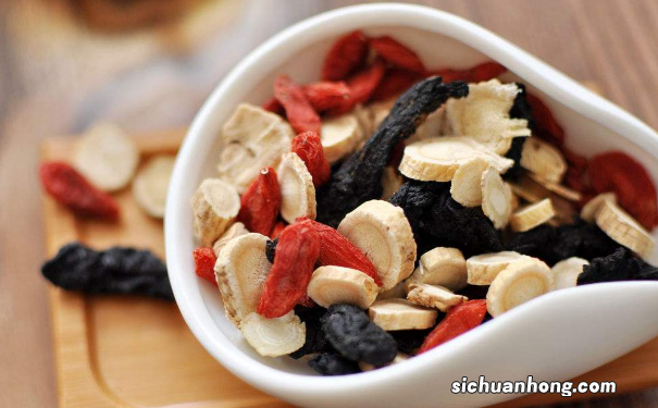 女性调经补血喝什么汤好？女性调经补血可以喝什么汤？