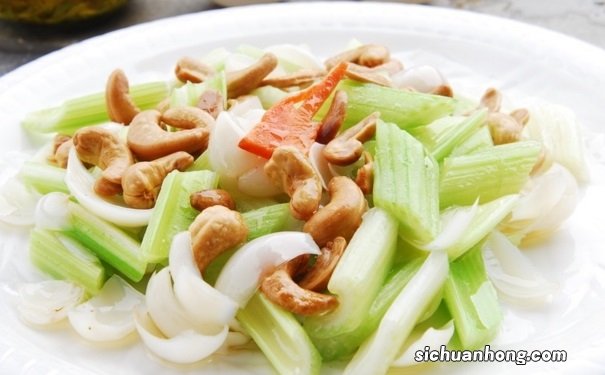 西芹百合炒腰果怎么做？西芹百合炒腰果有哪些养生功效？