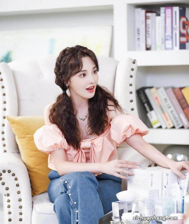 彭小苒带火了一种穿搭叫“上面去约会,下面去上班”,显瘦又减龄