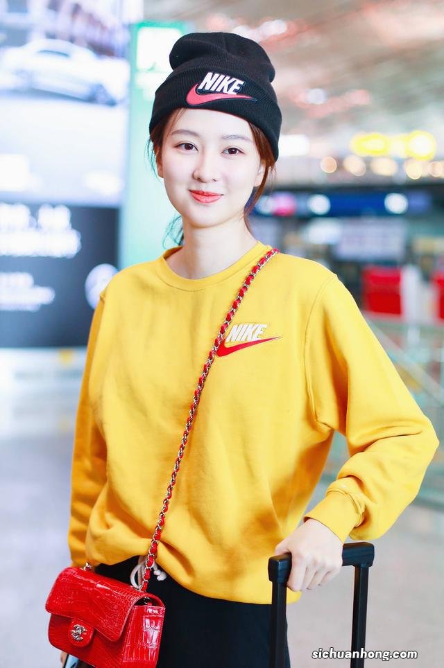 中年女人会穿卫衣才能美得出众,记住这8个诀窍,穿衣优雅又时髦