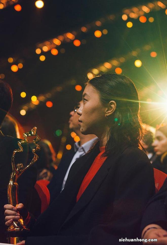 窦靖童终于肯好好打扮自己！留起长发穿黑色西装，气质出众似王菲