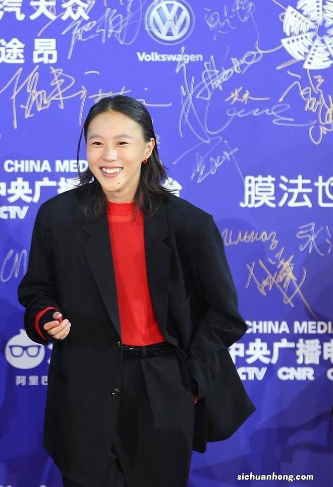 窦靖童终于肯好好打扮自己！留起长发穿黑色西装，气质出众似王菲