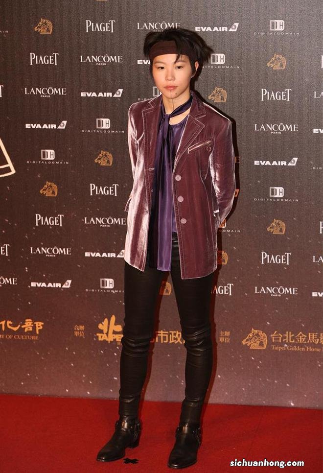 窦靖童终于肯好好打扮自己！留起长发穿黑色西装，气质出众似王菲