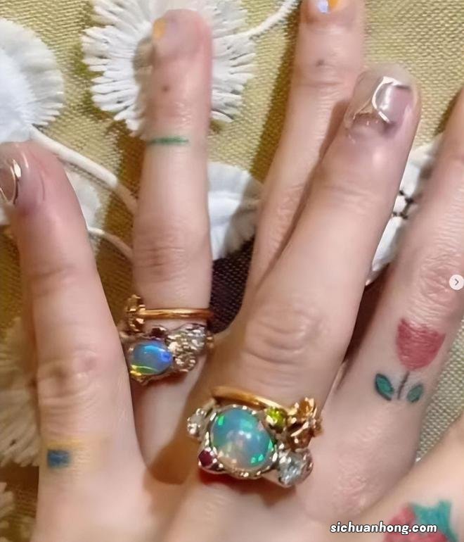 泫雅与男友台上表演接吻!一口咬住男方双唇,动作大胆毫不害羞