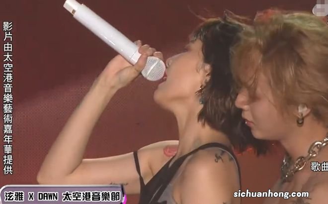 泫雅与男友台上表演接吻!一口咬住男方双唇,动作大胆毫不害羞